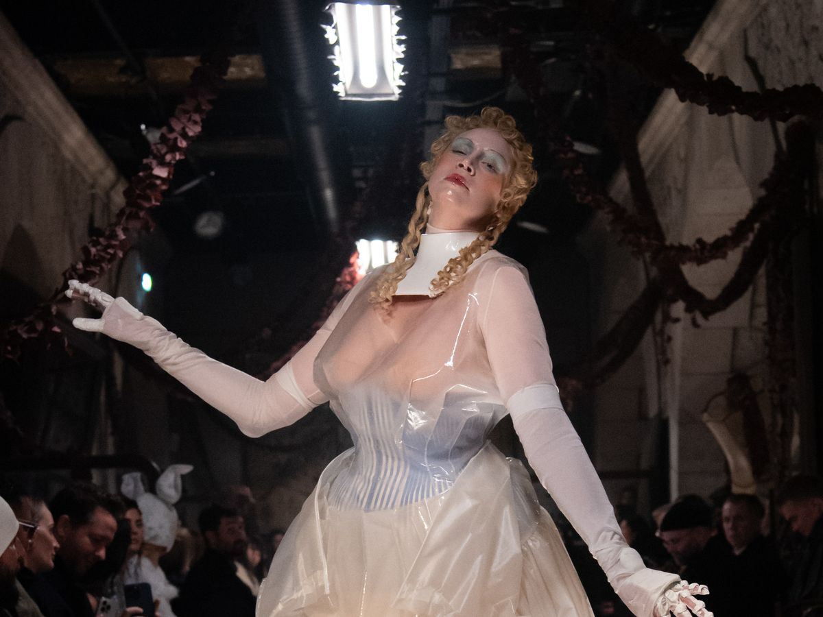 El desfile de Maison Margiela en París ha conseguido emocionar y dejar  perplejo al mundo de la moda